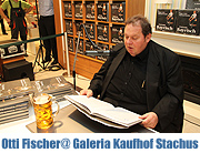 Ottfried Fischer liest und signiert im 2. Untergeschoß des Kaufhof Galeria Stachus sein neustes Buch „Extrem Bayrisch“ (©Foto: martiN Schmitz)